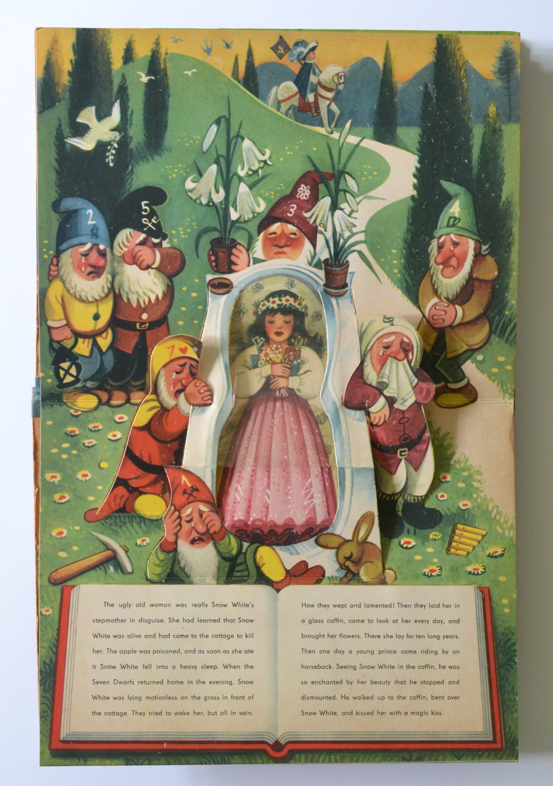 Snow White pop up book by Vojtech Kubasta - Image 5